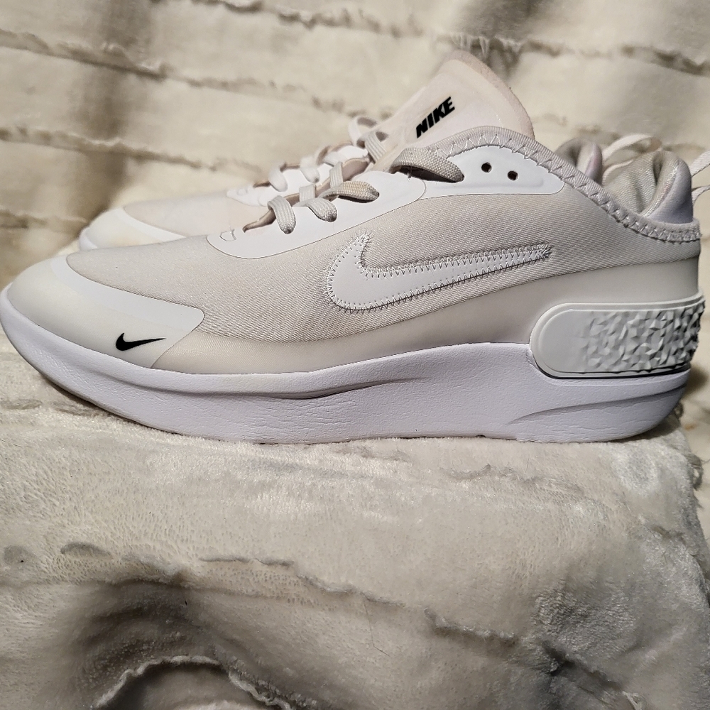 Nike amixa women's running shoe size 8.5